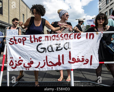 Berlin, Deutschland. 23. Juli 2014. Demonstranten mit einem Banner lesen "das Massaker in Gaza beenden" protest gegen die Schließung der Grenze in den Gazastreifen von Ägypten an der ägyptischen Botschaft in Berlin, Deutschland, 23. Juli 2014. Foto: Paul Zinken/Dpa/Alamy Live News Stockfoto