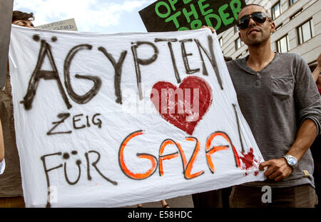 Berlin, Deutschland. 23. Juli 2014. Demonstranten mit einem Banner lesen "Ägypten zeigen Herz für Gaza" protest gegen die Schließung der Grenze in den Gazastreifen von Ägypten an der ägyptischen Botschaft in Berlin, Deutschland, 23. Juli 2014. Foto: Paul Zinken/Dpa/Alamy Live News Stockfoto