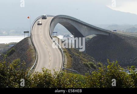 Autos sind die Storseisund-Brücke, Teil der Atlantik Straße in West-Norwegen, 8. August 2010 übergeben. Stockfoto