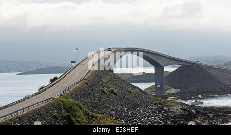 Die Storseisund-Brücke, Teil der Atlantik Straße in West-Norwegen, 8. August 2010. Stockfoto
