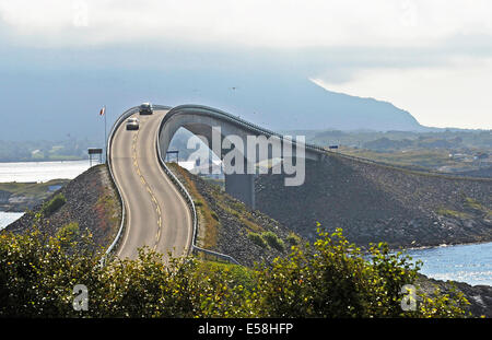 Die Storseisund-Brücke, Teil der Atlantik Straße in West-Norwegen, 8. August 2010. Stockfoto