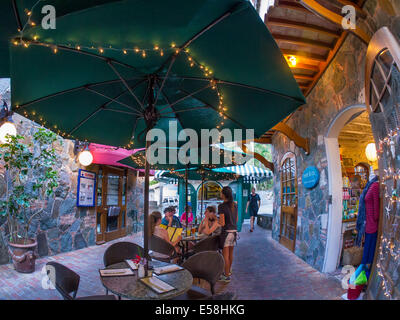 Menschen Essen in der Sonne Dog Cafe in Mongoose Junction, Cruz Bay, St. John, US Virgin Islands Stockfoto