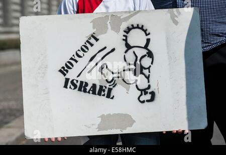 Berlin, Deutschland. 23. Juli 2014. Ein Junge mit einem Schild mit der Aufschrift "Boycot Israel" protestiert gegen die Schließung der Grenze in den Gazastreifen von Ägypten an der ägyptischen Botschaft in Berlin, Deutschland, 23. Juli 2014. Foto: Paul Zinken/Dpa/Alamy Live News Stockfoto