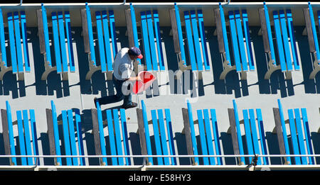 Berlin, Deutschland. 23. Juli 2014. Ein Mitarbeiter bereitet das Kreuzfahrtschiff "Summerwind" für die Gäste in Berlin, Deutschland, 23. Juli 2014. Foto: Soeren Stache/Dpa/Alamy Live News Stockfoto