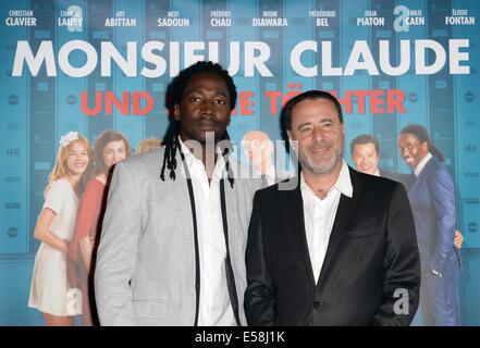 Berlin, Deutschland. 23. Juli 2014. Französischer Regisseur Philippe de Chauveron (l) und Schauspieler Noom Diawara für die Deutschland-Premiere von "Monsieur Claude und seine Töchter" im Kino International in Berlin, Deutschland, 23. Juli 2014 kommen. 24. Juli wird der Film in den deutschen Kinos gezeigt. Foto: Britta Pedersen/Dpa/Alamy Live News Stockfoto