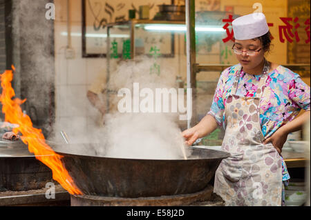 Hui-Muslimin bereitet Speiselokal in der berühmten Muslim Street in Xian, China. Stockfoto