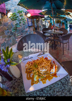 Teller mit Essen in der Sonne Dog Cafe in Mongoose Junction, Cruz Bay, St. John, US Virgin Islands Stockfoto