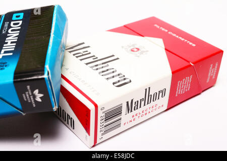 Pakete von Marlboro und Dunhill Zigaretten Stockfoto