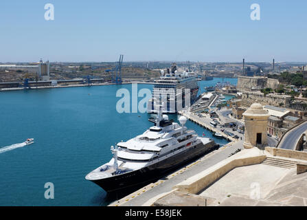 Oktopus-Super-Yacht im Besitz von Microsofts Paul Allen ankern in Malta Valletta Grand Harbour mit Mein Schiff 3 im Hintergrund Stockfoto