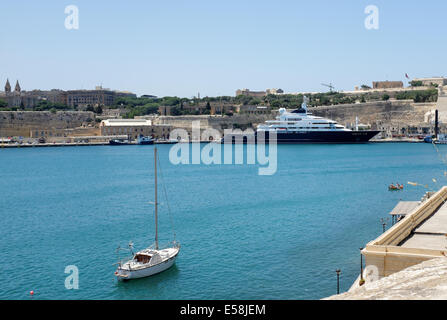 Oktopus-Super-Yacht im Besitz von Microsofts Paul Allen ankern in Malta Valletta Grand Harbour mit Segelyacht im Vordergrund Stockfoto