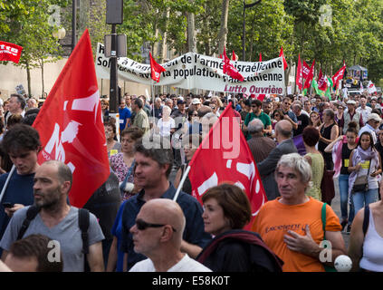 Paris, Frankreich. 23. Juli 2014. Menschen aller Altersgruppen nahmen in der pro-palästinensische Protest in Paris, Frankreich, am Mittwoch, 23. Juli 2014 organisiert. Die Regierung ermächtigt den Protest in Paris gegen die israelische Offensive im Gazastreifen nach Gesprächen mit den Organisatoren, die "Sicherheitsgarantien", gab Premierminister Manuel Valls sagte. Bildnachweis: Cecilia Colussi/Alamy Live-Nachrichten Stockfoto