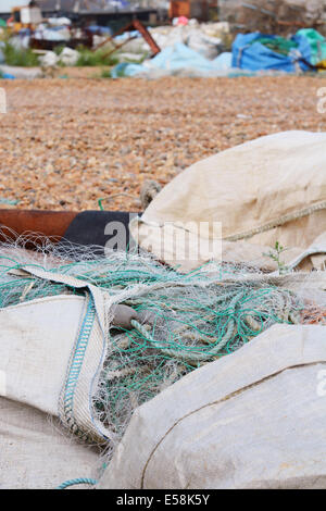 Große Taschen Nylon kommerziellen Netzen gespeichert auf einem arbeitenden Strand in Hastings, England Stockfoto