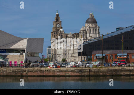 Kontrastreiche Architektur in der Stadt Liverpool Merseyside UK. Stockfoto