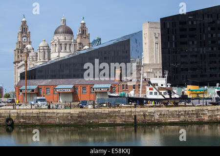 Kontrastreiche Architektur in der Stadt Liverpool Merseyside UK. Stockfoto