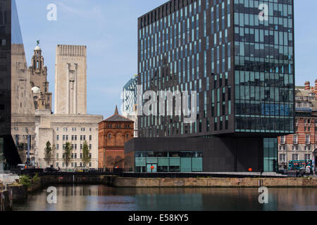 Kontrastreiche Architektur in der Stadt Liverpool Merseyside UK. Stockfoto