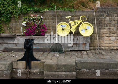 Gelbes Fahrrad neben Kanal begrüßen die Tour de France in Yorkshire, Sowerby Bridge, West Yorkshire Stockfoto