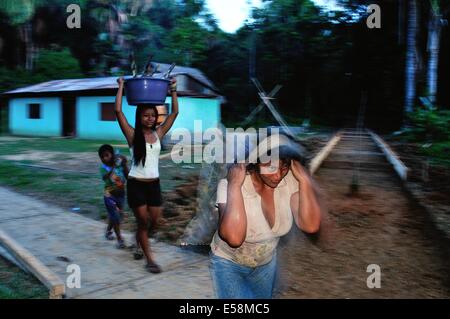 Verkauf von Ananas - Aguaje in DURCHGESCHWITZT. Abteilung von Loreto. Peru Stockfoto