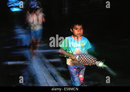 Verkauf von Ananas in DURCHGESCHWITZT. Abteilung von Loreto. Peru Stockfoto