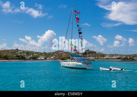 Segelboot im karibischen Meer in der Nähe von St. John in den US Virgin Islands Stockfoto