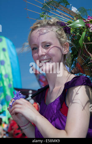 Tatton Park, Manchester, UK. 23. Juli 2014.  Tänzer in Tracht aus Cabasa Karneval Arts Truppe bei der RHS - Royal Horticultural Society Karneval-thematische Veranstaltung an Tatton Park.   Inmitten einer herrlichen Parklandschaft, ist die RHS Flower Show Tatton Park ein Fest der besten bei der Gartenarbeit mit einer pulsierenden Karnevalsatmosphäre.  Die Blumenschau RHS-Mitgliedern am Mittwoch vor der vollständigen öffentlichen Eröffnung am Donnerstag bis Sonntag geöffnet. Bildnachweis: Mar Photographics/Alamy Live-Nachrichten. Stockfoto