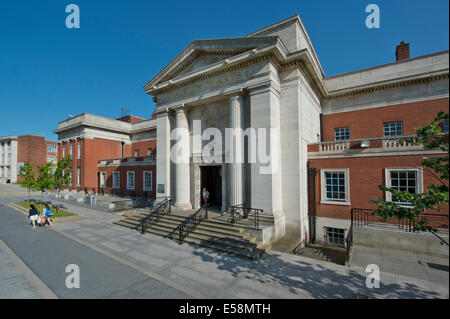 Samuel Alexander Building, Teil der University of Manchester, erschossen vor einem strahlend blauen Himmel (nur zur redaktionellen Verwendung). Stockfoto