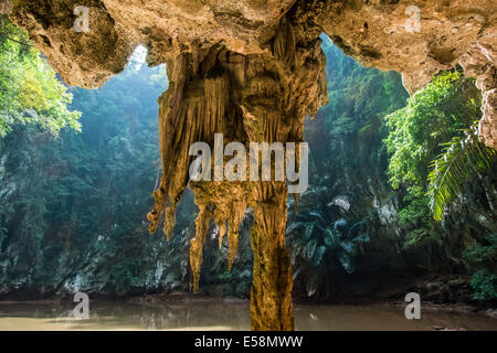 Blue Lagoon ist eine versteckte Lagune umgeben von Karst Klippe und üppiger tropischer Vegetation in Railey Beach, Krabi, Thailand Stockfoto