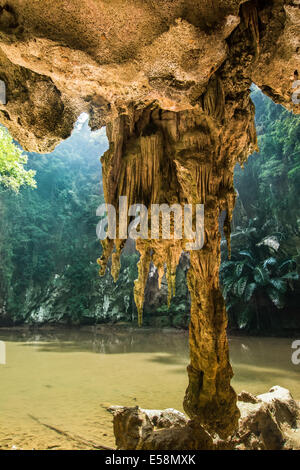 Blue Lagoon ist eine versteckte Lagune umgeben von Karst Klippe und üppiger tropischer Vegetation in Railey Beach, Krabi, Thailand Stockfoto