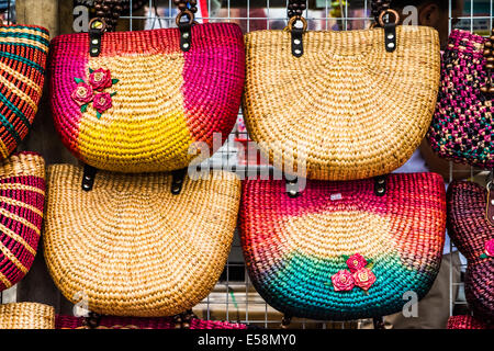 Farbenfrohe handgefertigte Taschen in einem thailändischen Markt. Stockfoto
