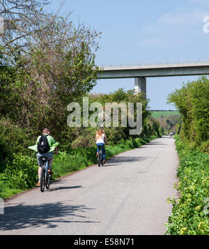 Radfahrer auf der Camel trail Radweg, der zwischen Wadebridge und Padstow in Cornwall, Großbritannien Stockfoto