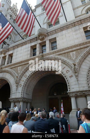 Washington, DC, USA. 23. Juli 2014. Menschen teilnehmen ein Spatenstich für Trump International Hotel auf dem Gelände der alten Post in Washington, DC, USA, am 23. Juli 2014. © Yin Bogu/Xinhua/Alamy Live-Nachrichten Stockfoto