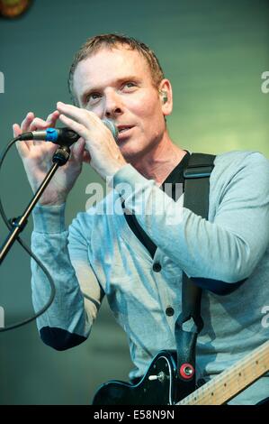 Glasgow, Schottland. 23. Juli 2014. Stuart Murdoch von Belle und Sebastian führt bei der Kelvingrove Musikpavillon im Rahmen der Eröffnungsfeierlichkeiten der Glasgow Commonwealth Games 2014. 23. Juli Glasgow Schottland. Credit: Sam Kovak/Alamy Live-Nachrichten Stockfoto