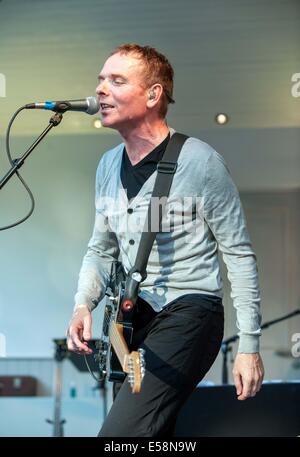 Glasgow, Schottland. 23. Juli 2014. Stuart Murdoch von Belle und Sebastian führt bei der Kelvingrove Musikpavillon im Rahmen der Eröffnungsfeierlichkeiten der Glasgow Commonwealth Games 2014. 23. Juli Glasgow Schottland. Credit: Sam Kovak/Alamy Live-Nachrichten Stockfoto