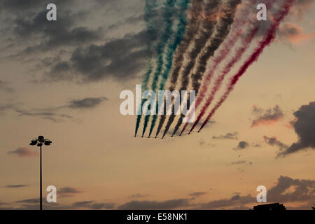 River Clyde, Glasgow, Vereinigtes Königreich. 23. Juli 2014. Die roten Pfeile führen einen Vorbeiflug an den Ufern des Clyde als Teil der Commonwealth Games Eröffnungsfeier. Paul Stewart/Alamy News Stockfoto