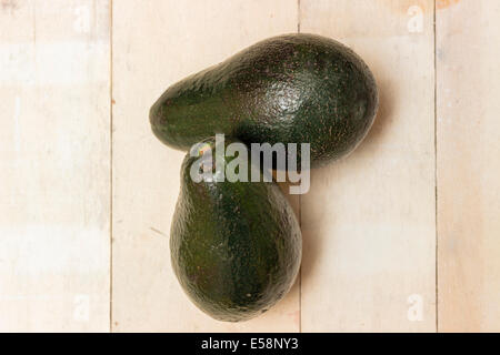 Frische Bio Avocado auf einem weißen Hintergrund Holz Stockfoto