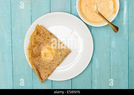 Hausgemachte glutenfreie Buchweizen Crêpe mit süßer Füllung, direkt über Stockfoto