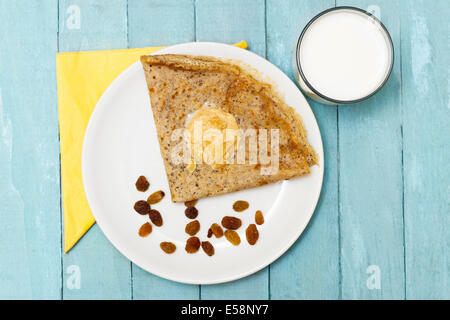 Hausgemachte glutenfreie Buchweizen Crêpe mit süßer Füllung, direkt über Stockfoto