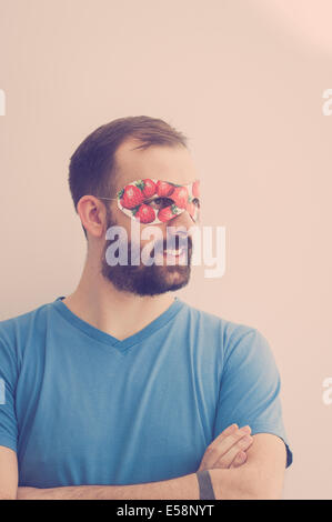 Superheld mit Maske mit Erdbeeren, Tagträumen Stockfoto