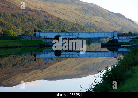 Der Caledonian Canal in Schottlands Great Glen zwischen Fort Augustus und Invergary Stockfoto