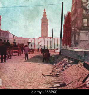 Auswirkungen des Erdbebens auf Markt Straße Bürgersteig - Ferry Building Tower in Ferne, San Francisco, April 1906 Stockfoto