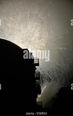 Glasgow, Vereinigtes Königreich. 23. Juli 2014. Feuerwerk von der Eröffnungszeremonie der Commonwealth Games explodieren in den Himmel als Gorbals Bewohner Uhr von ihren Balkonen. Bildnachweis: Tony Clerkson/Alamy Live-Nachrichten Stockfoto