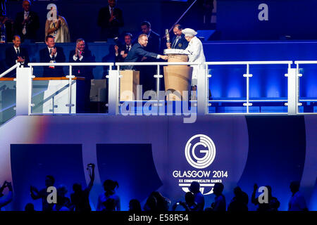Glasgow, Schottland. 23. Juli 2014. Glasgow 2014 Commonwealth Games. Sir Chris Hoy wird von der Königin nach der Abgabe der Commonwealth-Leitung während der Eröffnungsfeier begrüßt. Bildnachweis: Aktion Plus Sport/Alamy Live-Nachrichten Stockfoto