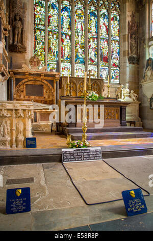 Gräber von William Shakespeare und Frau Anne in der Kirche der Heiligen Dreifaltigkeit, Stratford Upon Avon, Warwickshire, England Stockfoto