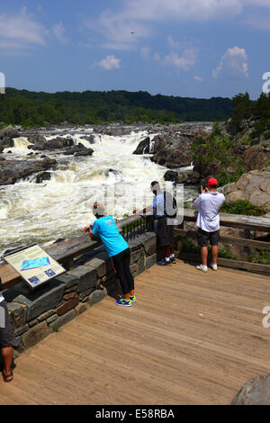 Touristen auf der Suche über Great Falls am Potomac River aus Sicht auf Olmsted Island, Maryland, USA Stockfoto