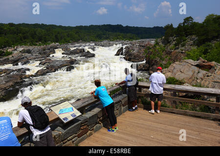 Touristen auf der Suche über Great Falls am Potomac River aus Sicht auf Olmsted Island, Maryland, USA Stockfoto