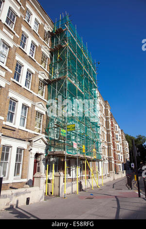 Renovierung des viktorianischen Gebäudefassade im Royal College Street Stockfoto