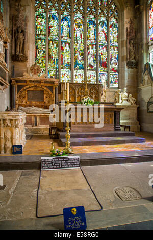 Gräber von William Shakespeare in der Kirche der Heiligen Dreifaltigkeit, Stratford-Upon-Avon, Warwickshire, England Stockfoto