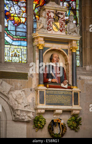 Shakespeare-Bild an der Wand der Kirche der Heiligen Dreifaltigkeit mit Blick auf sein Grab, Stratford Upon Avon, Warwickshire, England Stockfoto