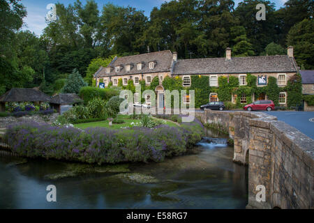 Blick auf Fluss Coln und Swan Hotel, die Cotswolds, Bibury, Gloucestershire, England Stockfoto