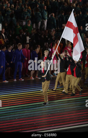 Celtic Park, Glasgow, Schottland, Großbritannien, Mittwoch, Juli 2014. Nick Matthew, Flaggenträger des englischen Teams, führte die englischen Athleten bei der Eröffnungszeremonie der Commonwealth Games 2014 in Glasgow an Stockfoto