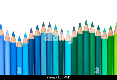 Isolierte Welle Von Blauen Und Grünen Crayons Stockfoto